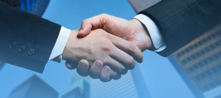 Dos manos se estrechan en acuerdo