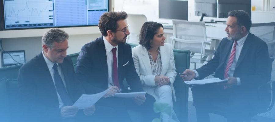 Personas en oficina revisando la nómina de la empresa