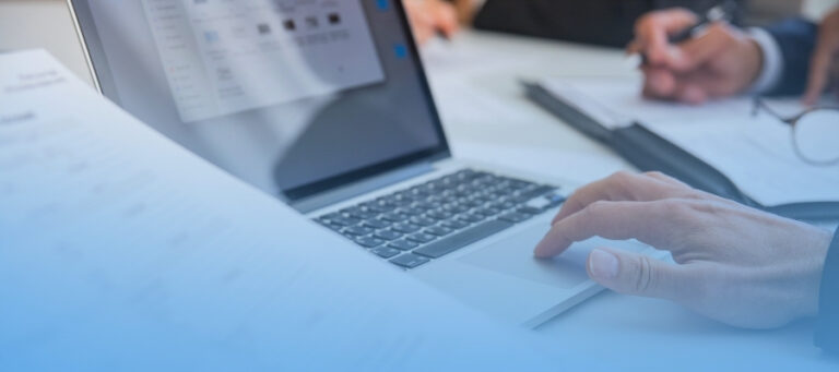 Persona realizando su facturación en línea