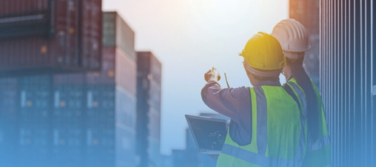 Personas encargadas de supervisas comercio exterior e importaciones