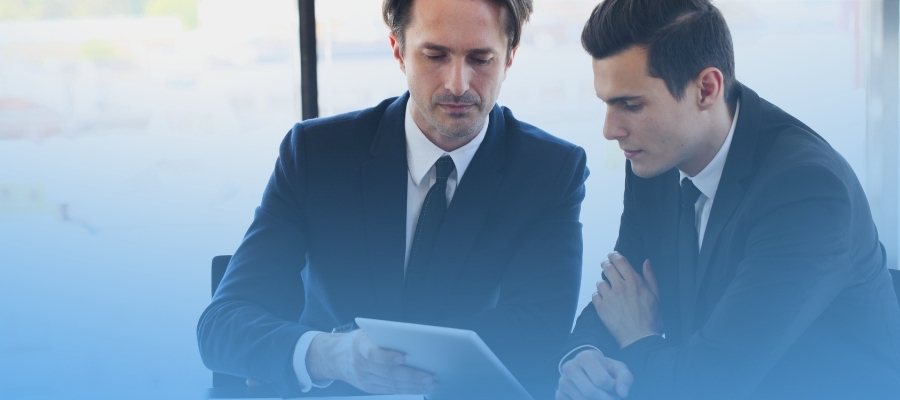 Dos hombres viendo una tablet para revisar actualización