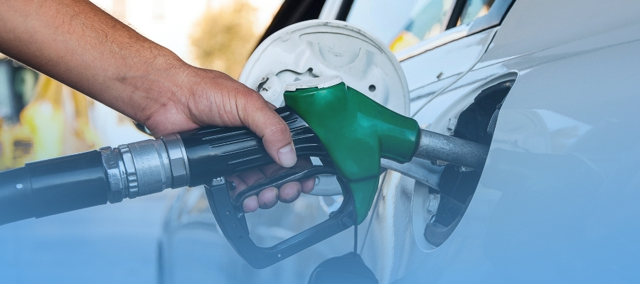 Persona llenando el combustible de un carro