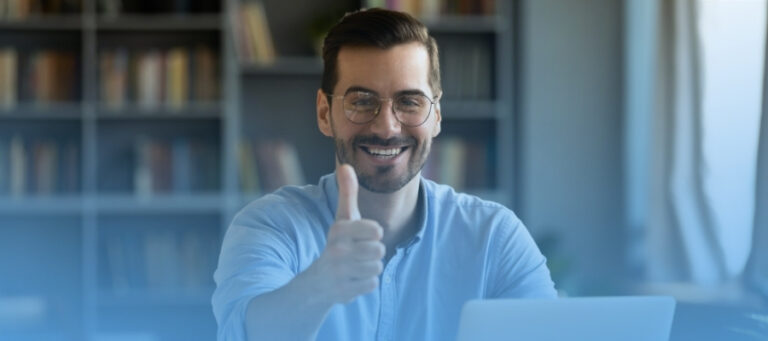 Hombre en oficina con señal de aprobación