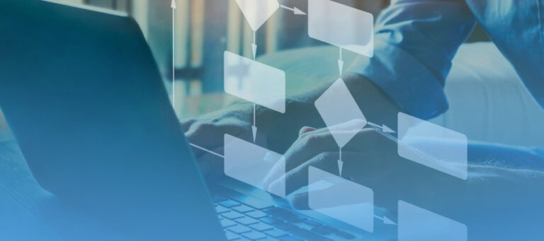 Persona revisando diagrama de flujo para el proceso