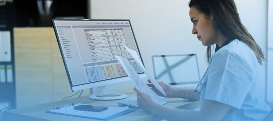 Mujer trabajando en laptop en cálculos fiscales