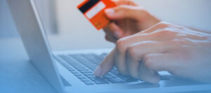 Persona utilizando el método PUE para pagar