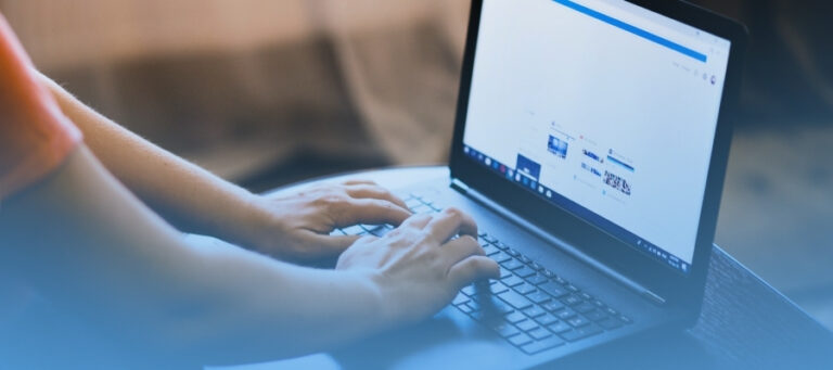 Persona usando computadora portátil.