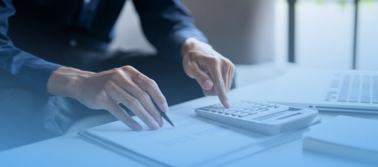 Contador realizando operaciones en calculadora