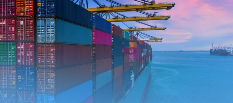 Buques cargueros en el puerto.