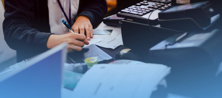 Persona escribiendo en un escritorio