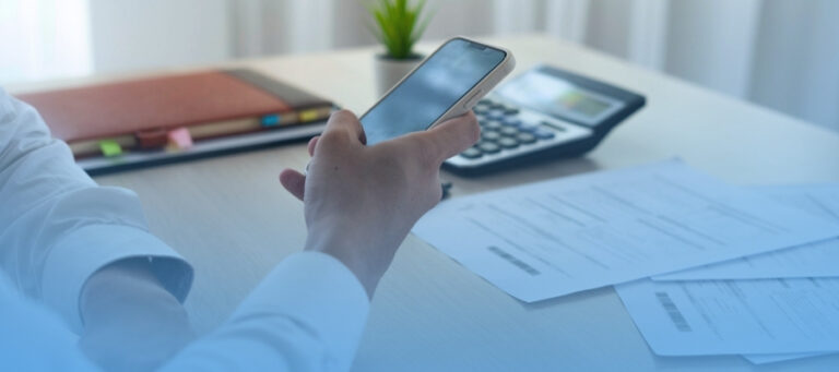 Persona usando teléfono en oficina.