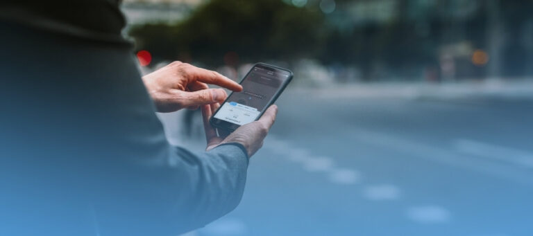 Persona usando un teléfono móvil para pedir un carro por app
