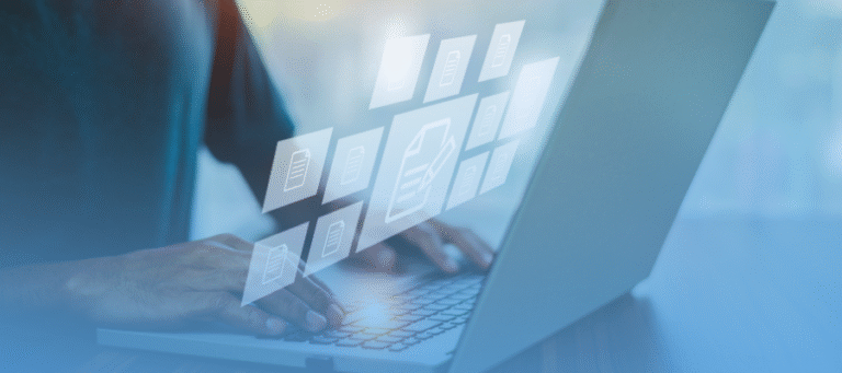 Hombre revisando archivos en el portal en línea.