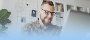 Hombre en revisando trámites en línea en su laptop