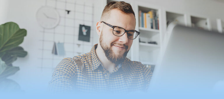 Hombre en revisando trámites en línea en su laptop