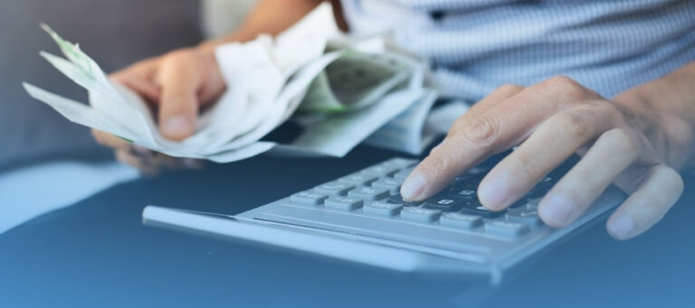 Contando dinero y usando calculadora para realizar factura