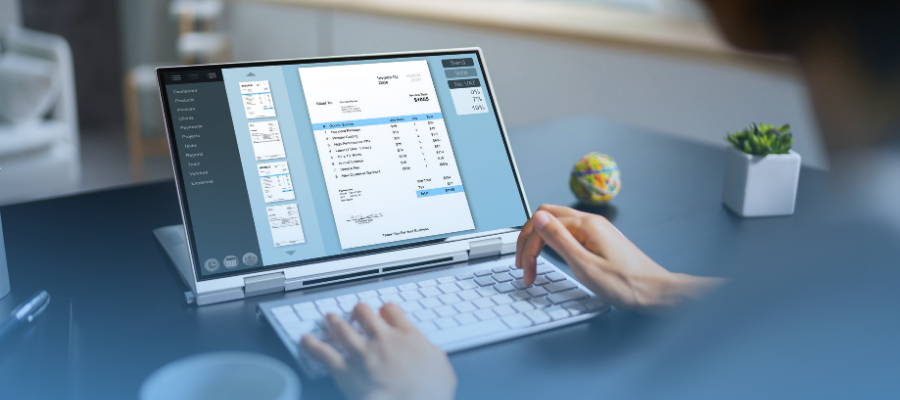 Persona trabajando en un complemento de nómina en su laptop
