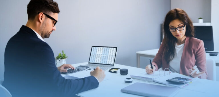 Dos contadores realizando una facturación electrónica