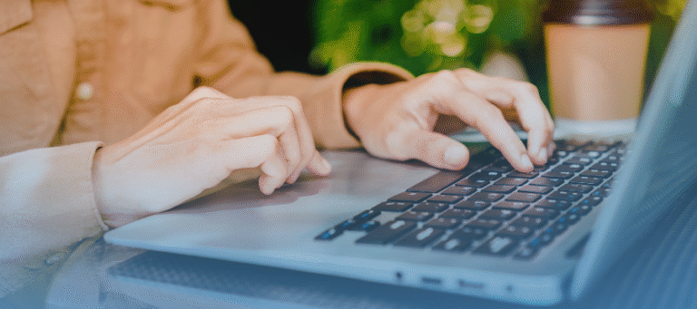 Generar factura SAT en laptop