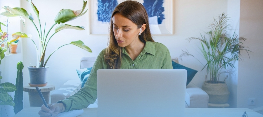 Mujer usando Simulador SAT 2025 en su laptop para presentar su Declaración Anual