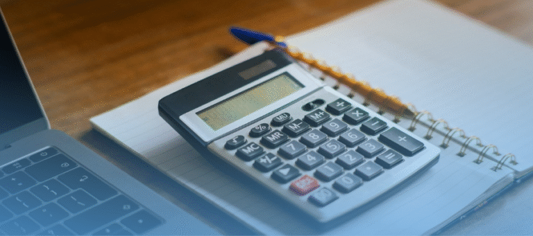 Persona haciendo su declaración anual ante el SAT